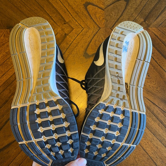 Hard to find Nike shoes black, turns iridescent - Picture 10 of 12